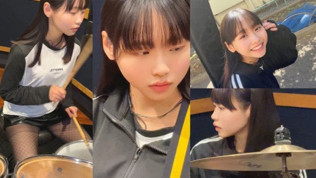 黒いジャージと白いシャツ、網タイツ姿の人物が、椅子に座って両手にスティックを持ち、ドラムを叩いている。顔を伏せた姿や笑顔、シンバル越しの横顔も見える。