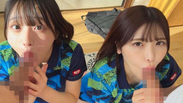 卓球ユニフォームの二人の女性がモザイク処理された性器をフェラチオし、カメラを見ている。